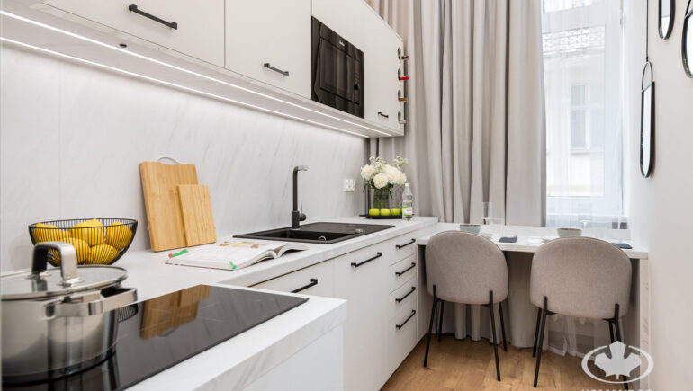 Waska kuchnia z jadalnia mikroapartament realizacja Komandor