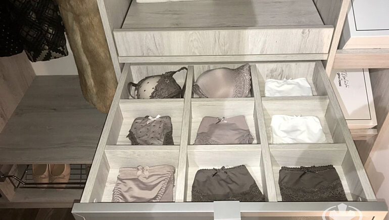 Sypialnia z bialym regalem orto 2