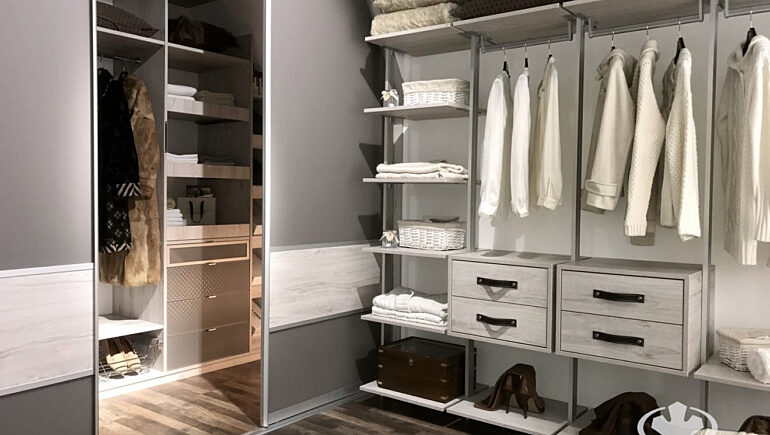 Sypialnia z bialym regalem orto 3