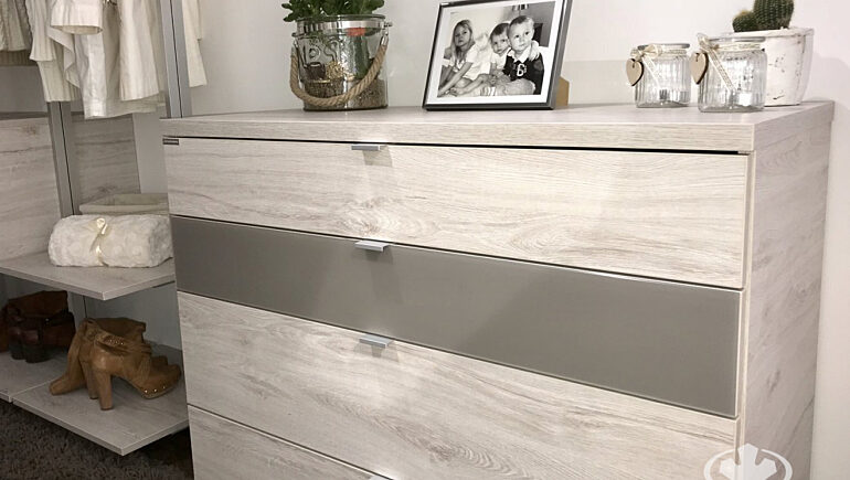 Sypialnia z bialym regalem orto 4