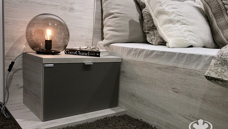 Sypialnia z bialym regalem orto 5