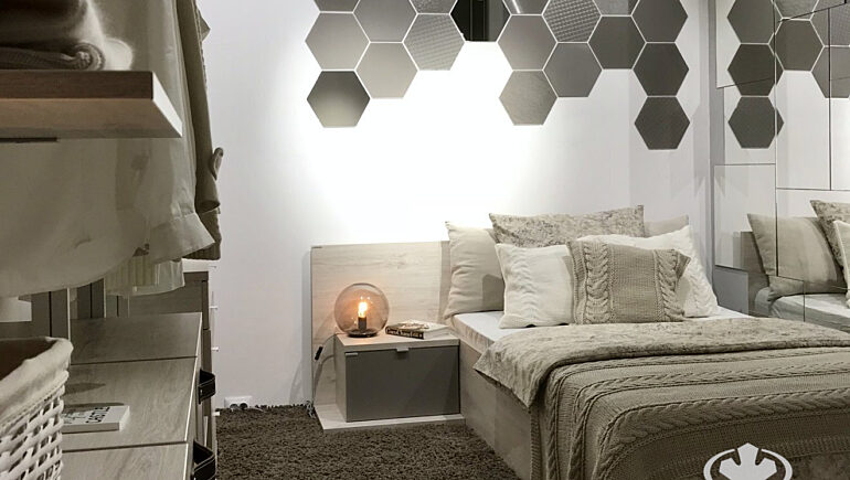 Sypialnia z bialym regalem orto 6