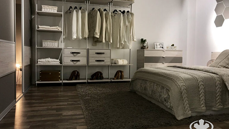 Sypialnia z bialym regalem orto 7