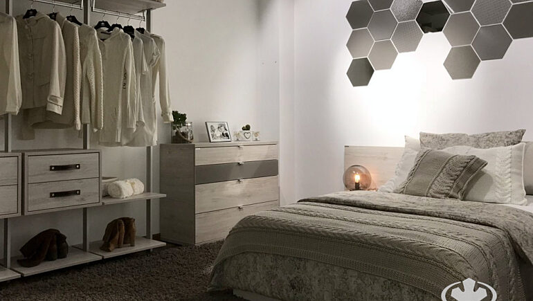 Sypialnia z bialym regalem orto 8