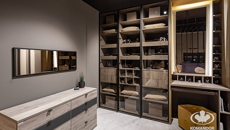 Sypialnia z szafami i toaletka 1