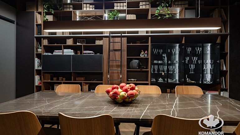 Wysoki regal showroom04