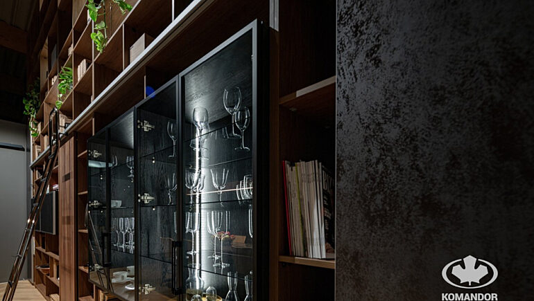 Wysoki regal showroom06