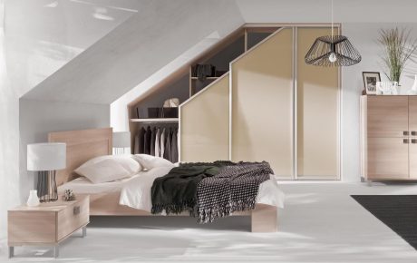 Przytulan sypialnia na poddaszu z szafa ze szklem i lozkiem
