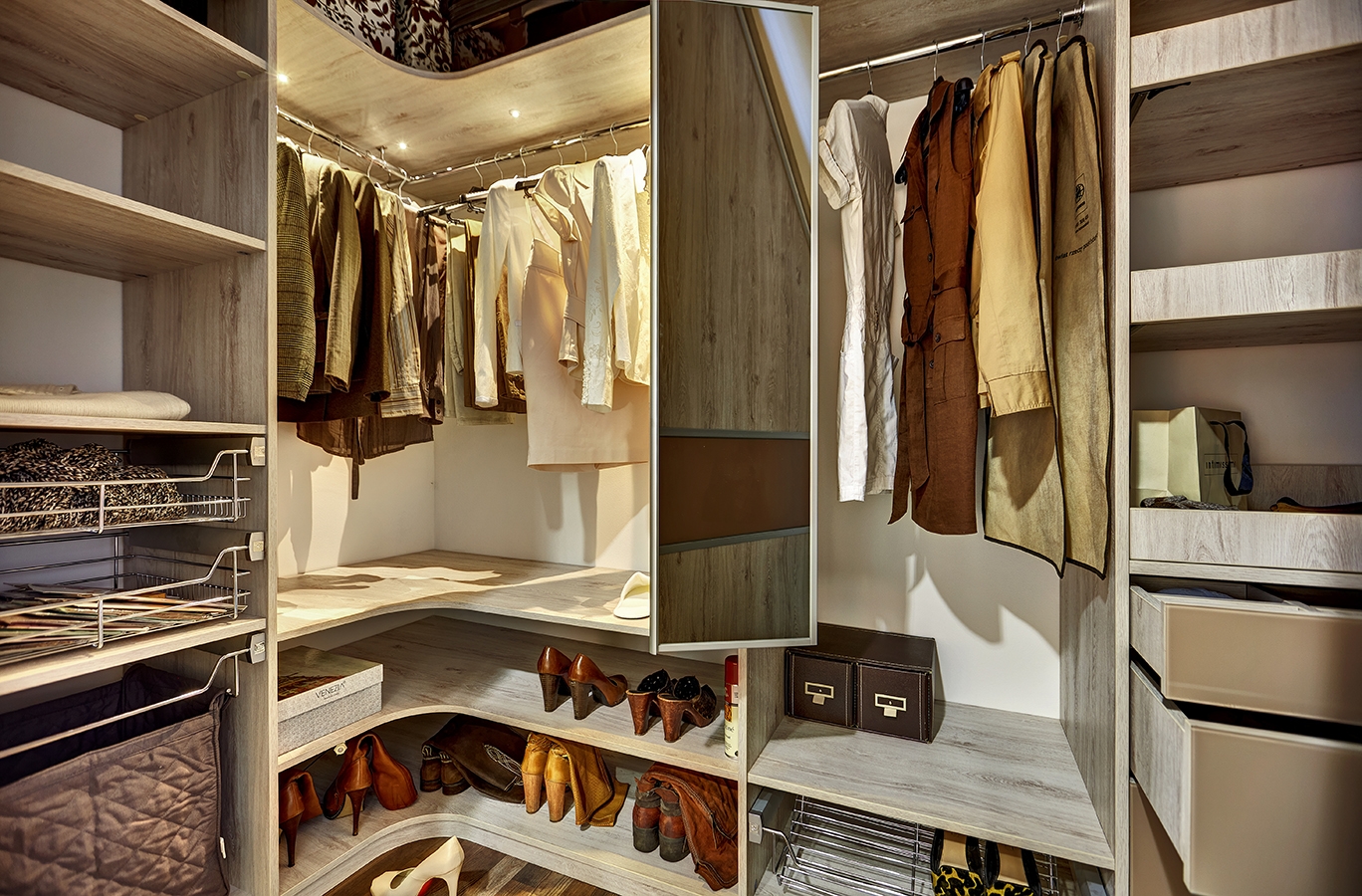 Garderoba z lustrem wysuwnym