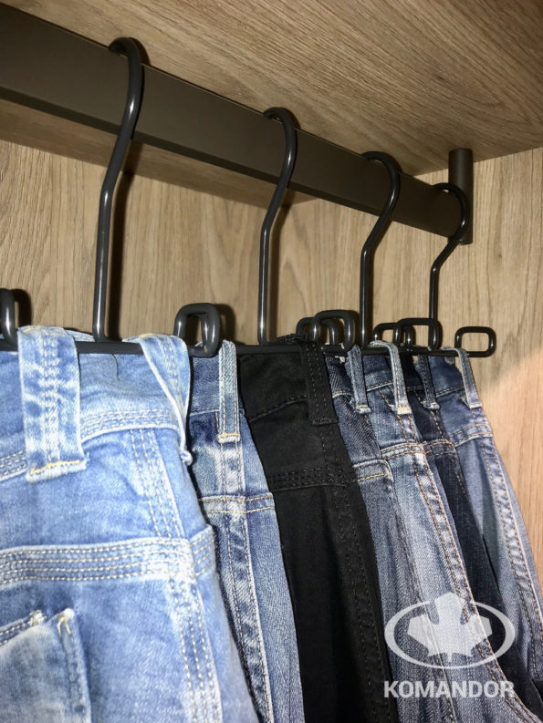 sposób jak wieszać jeansy w szafie i mobilny wieszak